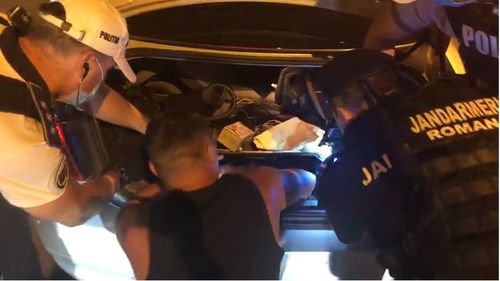 VIDEO Aproximativ 100 de polițiști și jandarmi sunt organizați în mai multe filtre din Capitală/ Raziile au loc după ce șeful Clanului Duduianu a murit în urma unei răfuieli