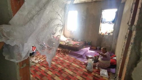 VIDEO O bază sportivă din Timișoara terminată în proporție de 70% și lăsată de izbeliște de o instituție a statului a devenit adăpost pentru nevoiași. Covorul sintetic a dispărut, scaunele au început să fie furate