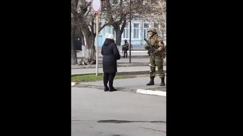 VIDEO O femeie ucraineană îi confruntă pe soldații ruși, în regiunea Herson: le spune să-și pună semințe de floarea soarelui în buzunare, ca să crească flori când vor muri