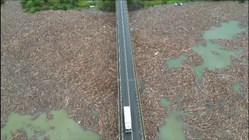 Dezastrul se vede din aer la viaductul Poiana Largului. Lacul este acoperit cu bușteni și gunoaie