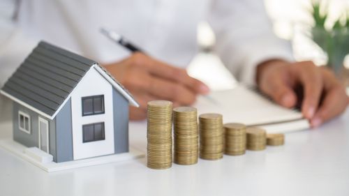 CALCULE Impozitele pe locuințe cresc de până la 3 ori, prin mecanismul care va fi aplicat anul viitor / Cum cresc impozitele pe clădiri la firme și pe clădiri agricole