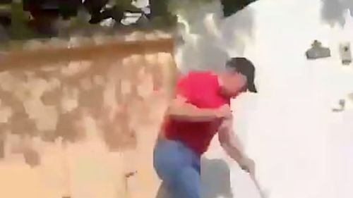 VIDEO Turnul Sfatului: Klaus Iohannis, activități casnice / Filmat când dă cu mătura în fața casei