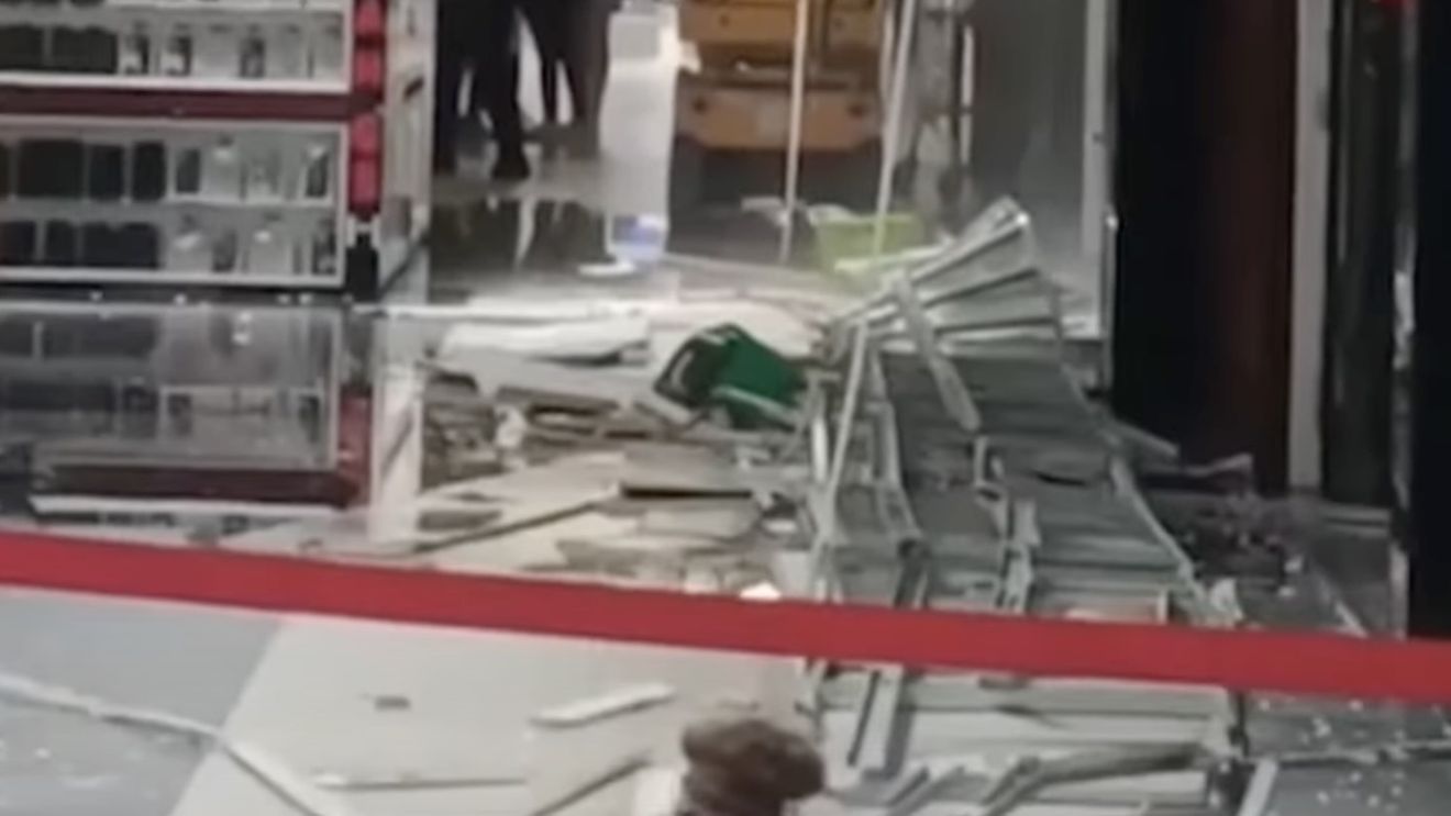 Bucăţi din tavanul de rigips al unui mall din Sibiu s-au desprins şi au căzut / Verificări ale inspectorilor de la Protecţia Consumatorului