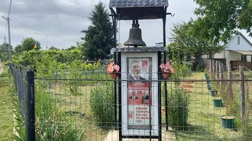 VIDEO Sarea și piperul campaniei electorale: Icoana de la o troiță dintr-o comună din Iași a fost înlocuită un poster electoral al PSD  / ”Icoana era aici de zeci de ani”