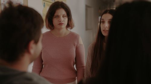VIDEO Când părinții biologici revin în viața copiilor din plasament, care sunt efectele? ”Nu voia să mă ia cu adevărat, ci doar să ne sperie, să-și arate puterea”/ Povestea Rebecăi, spusă în filmul creat chiar de ea, în ineditul proiect ”Fără frică”
