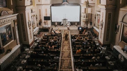 A început Festivalul Internațional de Film Câmpulung Film Fest / Italia și Tunisia, invitatele acestei ediții / Ce proiecții poți să urmărești