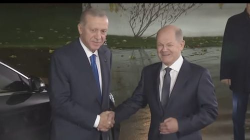 Erdoğan i-a reproșat cancelarului Olaf Scholz că Germania are o „psihologie a vinovăției” când vine vorba de Holocaust și Israel / Vizita lui Erdogan în Germania era programată dinainte să înceapă conflictul Israelului cu Gaza iar în actualul context cei doi lideri au schimbat replici acide