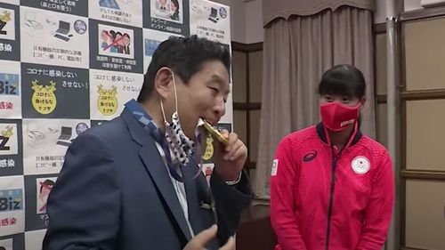 Primarul din Nagoya va plăti pentru o nouă medalie olimpică de aur după ce a mușcat-o pe cea a unei sportive. Gestul și dialogul cu sportiva au fost considerate indecente