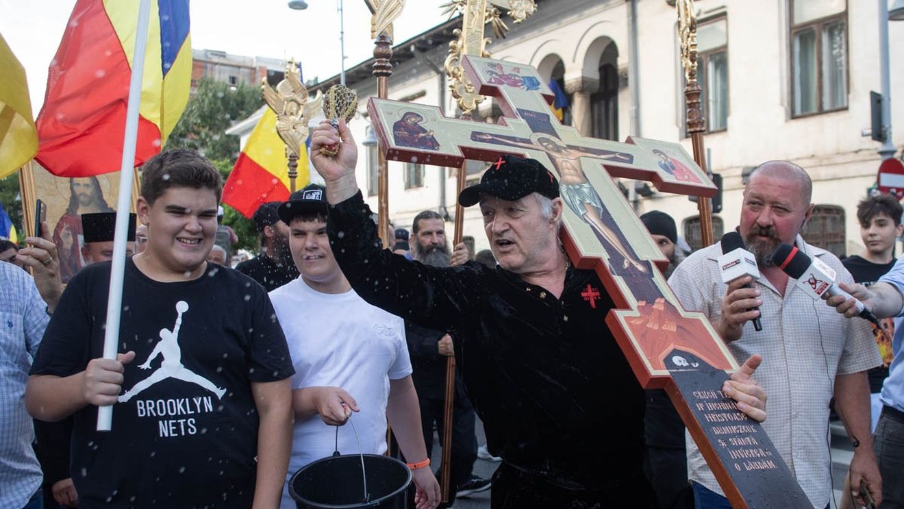 FOTO Becali a citit rugăciuni şi a intonat cântări bisericești pe traseul pe care s-a desfășurat „Bucharest Pride”