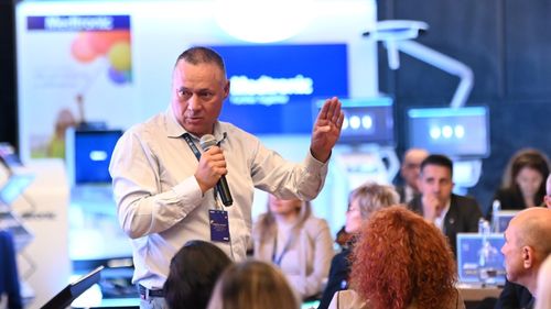 MedLife prezintă tehnologia viitorului: de la drone și VR până la roboți medicali ce permit sigilarea vaselor direct de la consola chirurgului