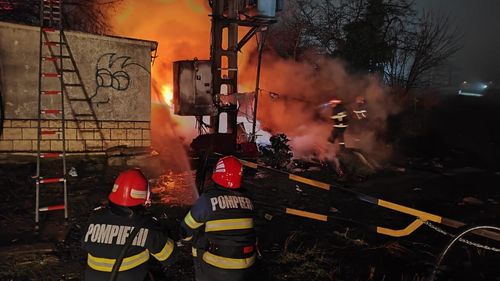 O tonă de deșeuri textile și plastice au ars într-un incendiu, la Tulcea