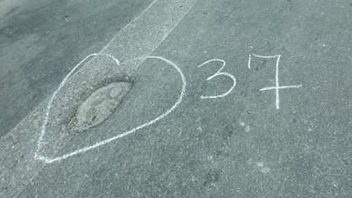 Exasperați de gropile din drum, localnicii dintr-o comună argeșeană au desenat inimi pe toate găurile din asfalt