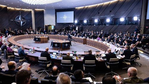 NATO este alături de Israel, dar cere ca riposta contra Hamas să fie „proporţională”