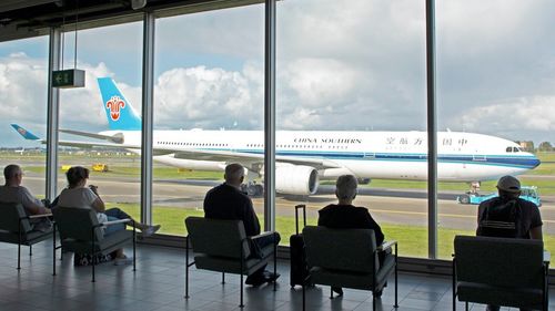 60 de persoane care se întorceau în Olanda din Africa de Sud, testate pozitiv/ Câteva sunt suspectate de infectare cu noua tulpină