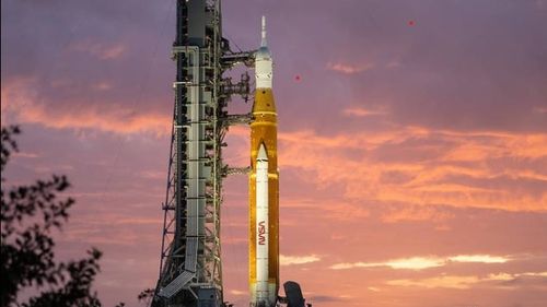 Racheta destinată misiunii lunare Artemis 2 primește al doilea modul, în timp ce Donald Trump propune anularea programului SLS