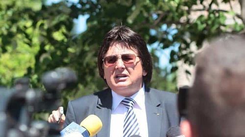 Primarul Timişoarei şi muncitorii au retezat cablurile TV şi de internet atârnate pe stâlpi în centrul oraşului. Operator: "Aşteptăm să vedem până unde se taie, să găsim o variantă, dacă există"