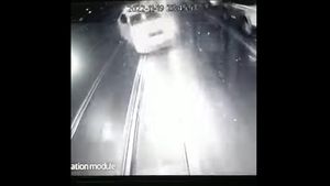 VIDEO CU IMPACT EMOȚIONAL: momentul în care taxiul se izbește violent de autobuz, în accidentul de sâmbătă noaptea / Șoferul autoturismului a decedat