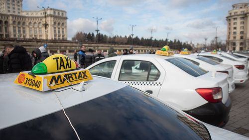 O nouă înşelătorie care vizează şoferii de taxi sau ridesharing: Un client a cerut unui şofer să îi schimbe 500 de euro, pe motiv că e noapte şi nu sunt deschise casele de schimb. A doua zi şoferul a constatat că valuta era, de fapt, hârtie imprimată