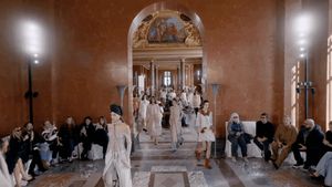 Louis Vuitton SS26: Nicolas Ghesquière transformă intimitatea în spectacol sub arcadele Luvrului / O colecție despre eleganța interioară, pijamale couture și fragilitatea puterii feminine, fragmentată între povești vizuale care nu se întâlnesc niciodată complet