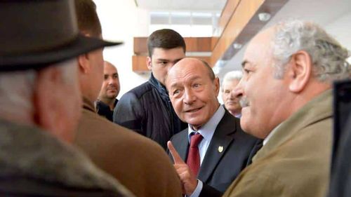Traian Băsescu: Vă rog, plecați de la Palatul Victoria, doamnă Dăncilă!