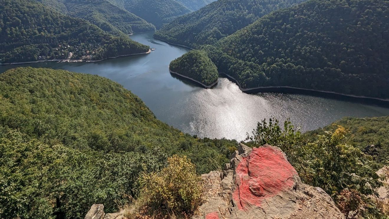 FOTO și VIDEO Imagini spectaculoase din munții Gilăului / Lacul Tarnița văzut de la Piatra lui Lucaci, o formațiune stâncoasă de aproximativ 10 metri, care oferă o panoramă impresionantă