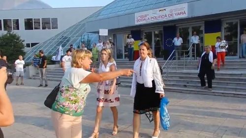 VIDEO Femeile social democrate, întâmpinate la ieșirea din ședință de 30 de protestatari care au strigat ”Analfabetele” și ”Rușine să vă fie”!