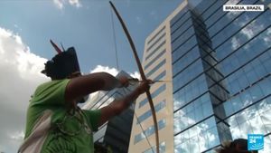 VIDEO Indigenii și polițiștii s-au înfruntat cu săgeți și gaze lacrimogene în fața parlamentului federal din Brazilia / Populația nativă din Amazonia se teme că exploatările forestiere și miniere vor ajunge în ariile protejate