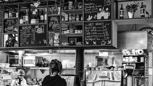 Marea Britanie se pregătește să deschidă magazinele neesențiale și barurile, dar încă nu le permite britanicilor reluarea călătoriilor internaţionale