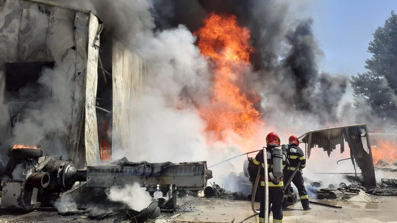 Incendiu puternic la o fabrică de mase plastice din Vâlcea / Un pompier și alte două persoane au avut nevoie de îngrijiri medicale