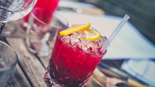 Donald Trump semnează un decret pentru revenirea la paiele din plastic