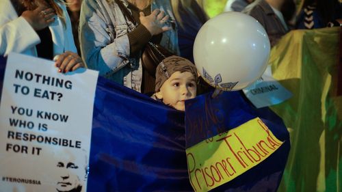 Sute de ucraineni manifestează în faţa sediului ambasadei SUA la Kiev şi cer întoarcerea prizonierilor acasă