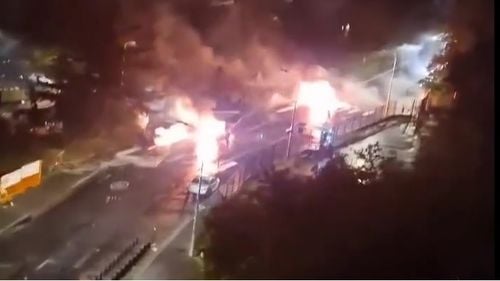 VIDEO Violențele au izbucnit pentru a treia noapte consecutiv în Franța, după moartea lui Nahel, un adolescent împușcat de polițiști: Pubele, mașini și o bancă incendiate/ Poliția a folosit gaze lacrimogene