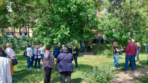 Protestul profesorilor din Suceava, mutat de autorități în boscheți / Li s-a interzis accesul în curtea Inspectoratului Școlar și nu au primit autorizație pentru marș