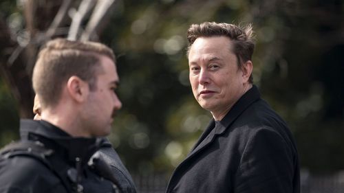 VIDEO Vocea clonată a lui Elon Musk care oferea un Cybertruck în schimbul unui prieten, auzită în Silicon Valley / Un fals „Zuck” a spus că subminează democrația / Hackerii au compromis mai multe sisteme de avertizare de la trecerile de pietoni