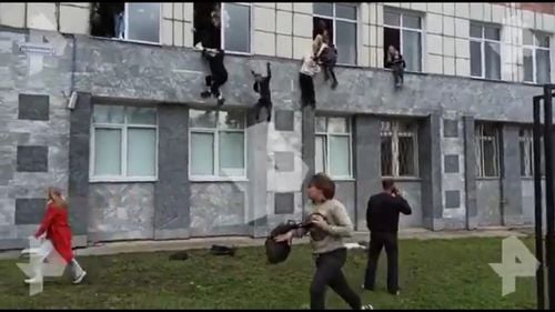 VIDEO Cel puțin opt morți și 24 răniți după ce un student înarmat a tras focuri de armă la o universitate din Rusia. Studenții au sărit pe fereastră pentru a scăpa de atacator