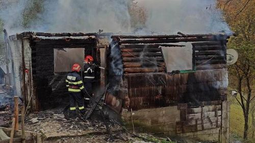 Bărbat decedat într-o localitate din județul Vaslui după ce în locuinţa sa a izbucnit un incendiu / Autospeciala ISU a ajuns după o oră la intervenție pentru că a rămas blocată în noroi