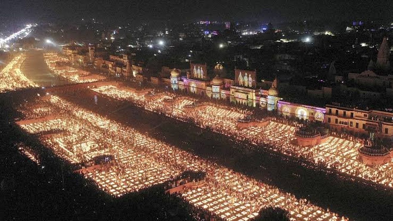 Un oraş din India şi-a doborât propriul record, cu peste 2,2 milioane de lămpi aprinse cu ocazia Diwali / Ce semnificație are una dintre cele mai importante festvaluri din hinduism