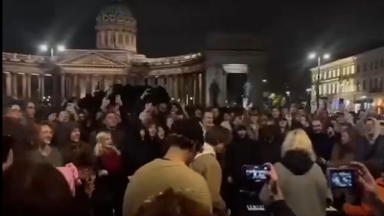 VIDEO Cântăreață rusă de 18 ani, reținută de poliția din Sankt Petersburg pentru interpretarea unui cântec anti-Putin