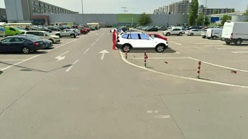 ANIMAȚIE GRAFICĂ. Cum s-a produs accidentul în care o femeie a fost călcată de propria mașină, „condusă” de băiețelul ei