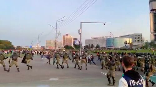 VIDEO Poliţia din Belarus a intervenit cu tunuri de apă împotriva miilor de protestatri care au ieșit din nou în stradă, la Minsk