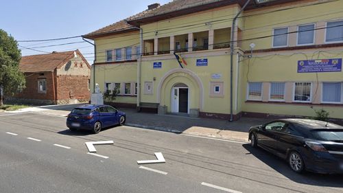 Strada „Genoveva de Brabant” în comuna Constantin Daicoviciu / Consilierii locali se plâng de felul în care sunt denumite noile străzi în localitate / Străzile „Zis”, „Tranziției” și ”Mahală” sunt printre acestea