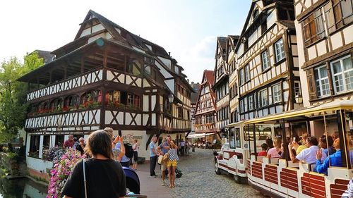 Orașul Strasbourg, desemnat de UNESCO capitală mondială a cărții în 2024: "În vremuri incerte, mulţi apelează la cărţi pentru a găsi refugiu şi o sursă de vise"