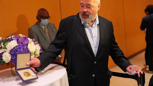 Medalia de aur a Premiului Nobel pentru Pace câștigat de jurnalistul rus Dmitri Muratov, adjudecată pentru 103,5 milioane de dolari/ Banii vor fi donați pentru copiii refugiați din Ucraina