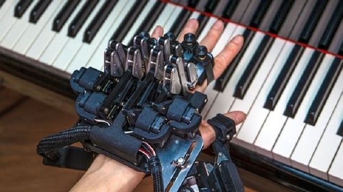 Un exoschelet pentru mână îi poate ajuta pe pianiști să ajungă la o virtuozitate remarcabilă