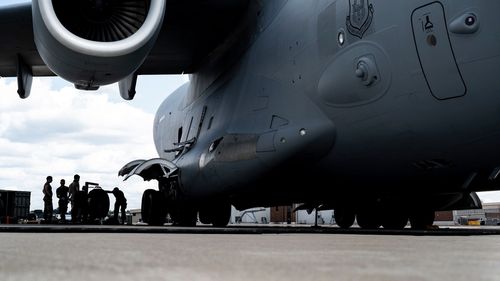 Imaginile disperării: Afgani cățărați pe aripile avioanelor americane care decolează din Kabul