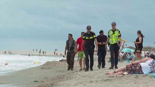 Litoralul a fost împânzit de polițiști, care îi opresc pe turiști să se arunce în valuri. „Vor să se relaxeze, nu le pasă”