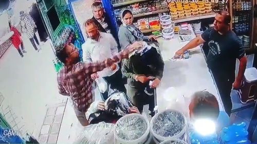 Iran: Două femei, atacate de un bărbat cu iaurt, pentru că una dintre ele nu purta hijab / Bărbatul și cele două femei au fost arestați