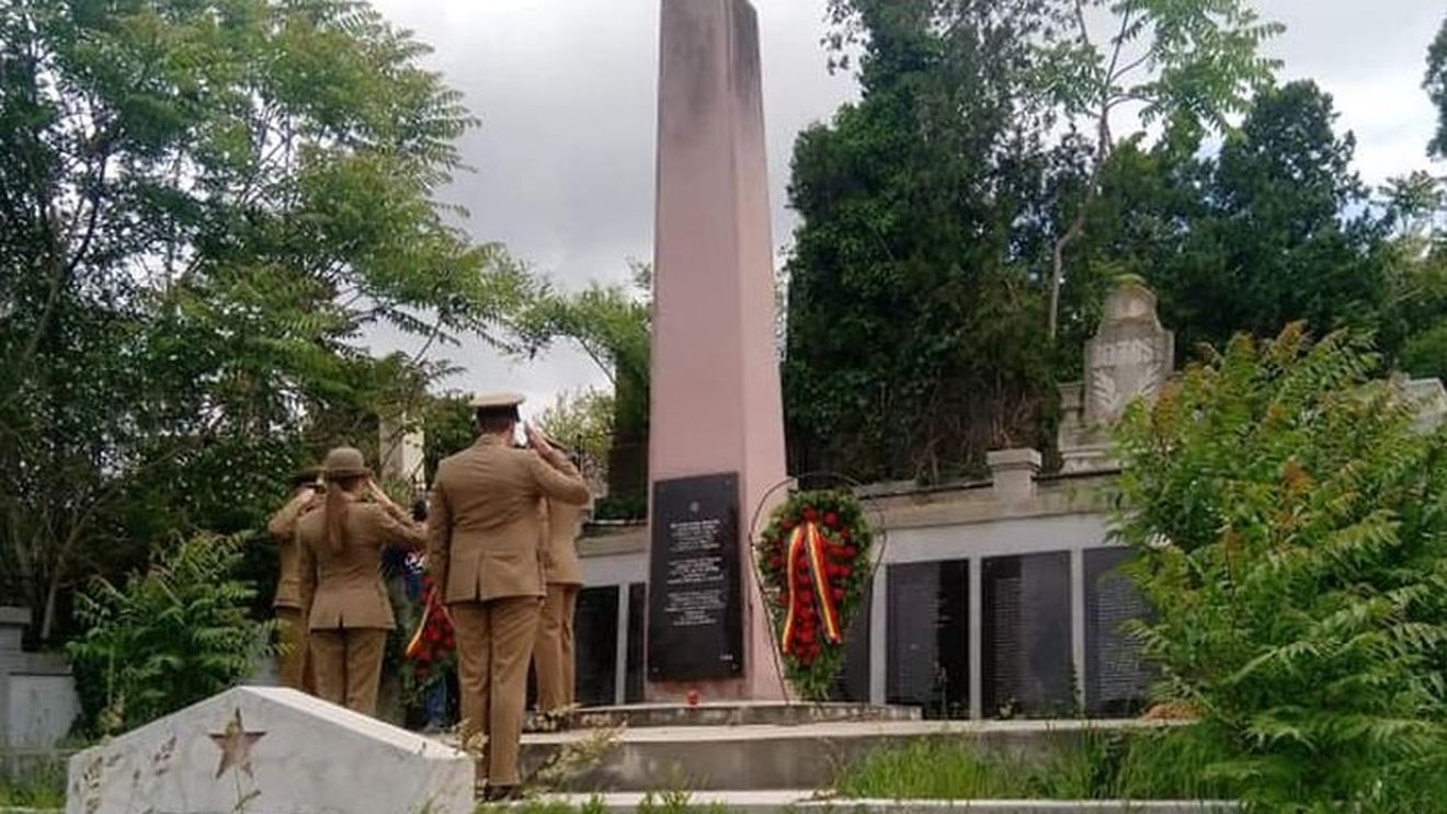 Explicația MAPN că militarii de la Turda au greșit cimitirul de Ziua Eroilor: Dintr-o regretabilă eroare, au depus coroanele la monumentul eroilor ruși și nu la români. S-a depus coroana și s-a mutat apoi. Este o eroare din cauza emoțiilor, probabil