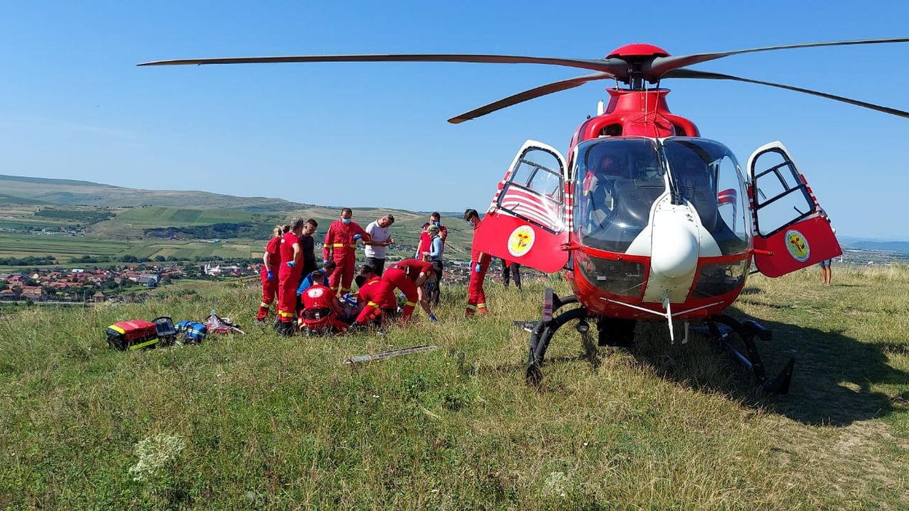 Cluj: Un tânăr de 23 de ani a căzut cu parașuta, fiind solicitat elicopterul SMURD pentru a fi transportat la spital