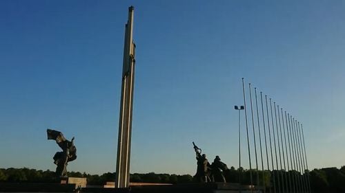 Letonia va demola aproape 300 de monumente sovietice, inclusiv uriașul memorial al victoriei din capitala Riga, un gest care va stârni probabil furia Kremlinului și a marii minorități rusofone din națiunea baltică – The Times